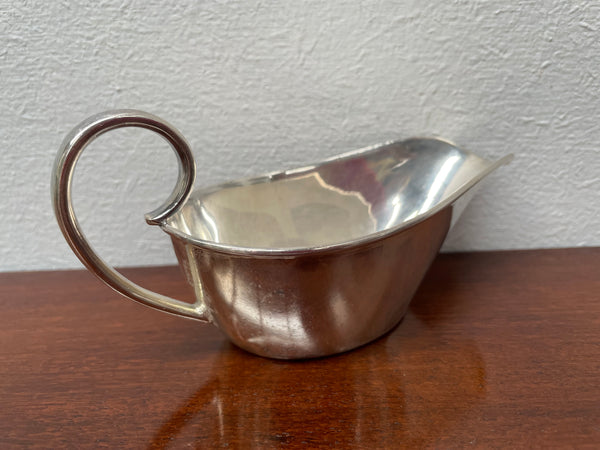 Petite vintage gravy pot with stamp/mark on the base. It is in good original condition. Please see photos as they form part of the description.