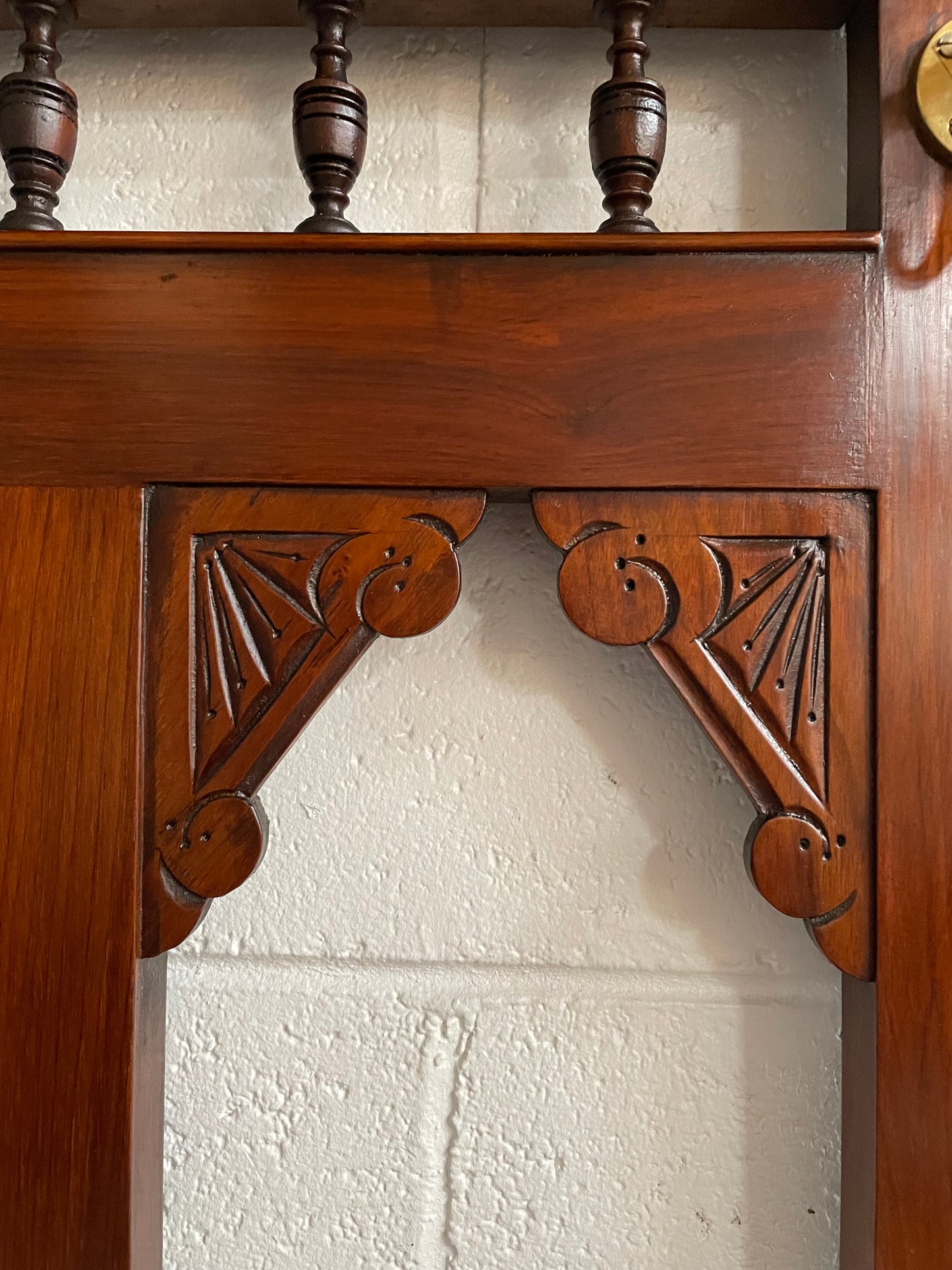 Lovely Edwardian single drawer shield mirror mahogany hall stand. It has 6 hooks for hanging and two pretty decorative blue and white tiles. In good original condition