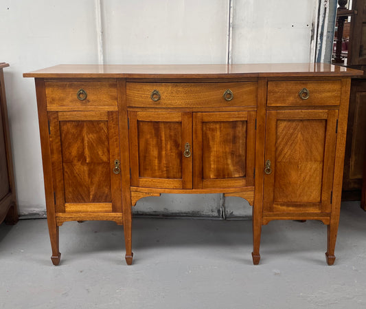 Charming Edwardian Australian Maple sideboard. Plenty of storage space with four cupboards and three drawers. It is in good original condition. Please see photos as they form part of the description.