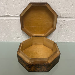 Interesting octagonal tunbridge style vintage box with hinged lid. In good original condition. Please see photos as they form part of the description.