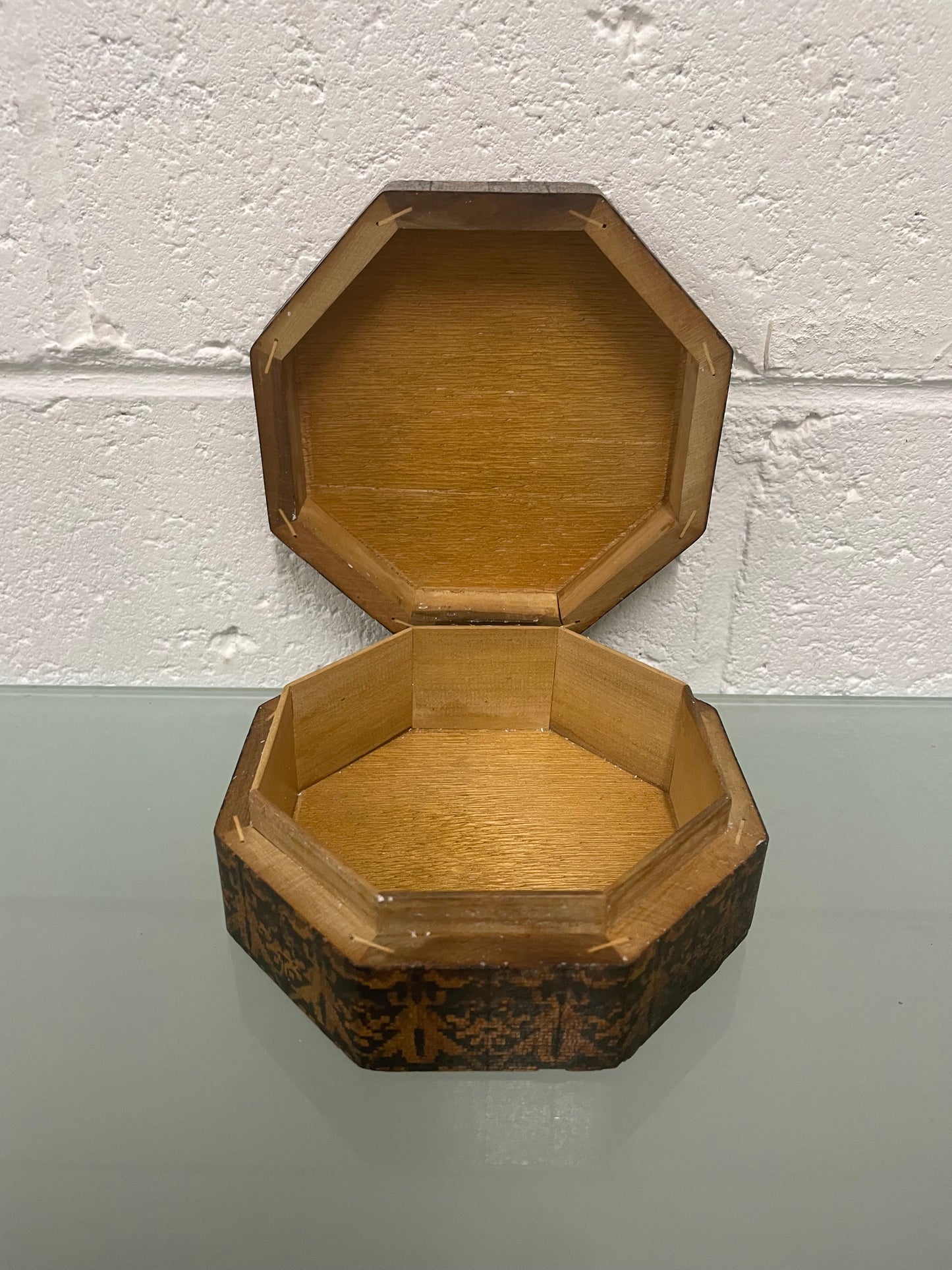 Interesting octagonal tunbridge style vintage box with hinged lid. In good original condition. Please see photos as they form part of the description.