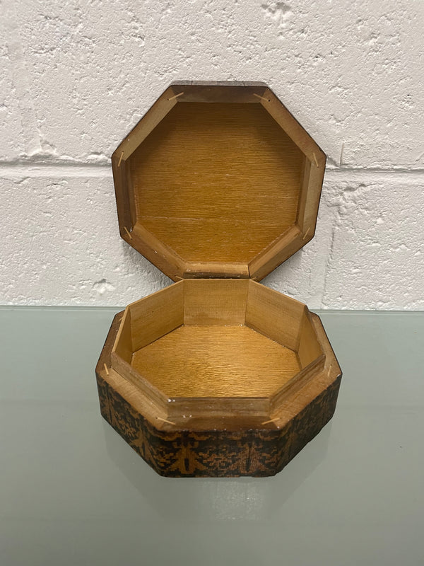 Interesting octagonal tunbridge style vintage box with hinged lid. In good original condition. Please see photos as they form part of the description.