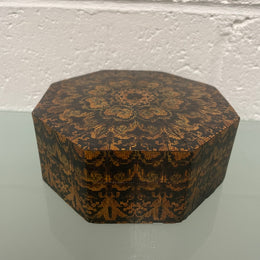 Interesting octagonal tunbridge style vintage box with hinged lid. In good original condition. Please see photos as they form part of the description.