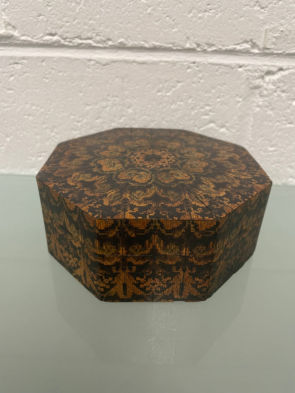 Interesting octagonal tunbridge style vintage box with hinged lid. In good original condition. Please see photos as they form part of the description.