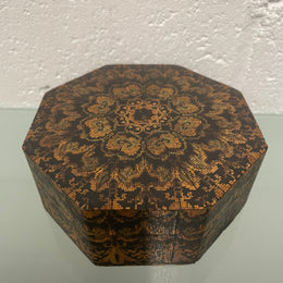 Interesting octagonal tunbridge style vintage box with hinged lid. In good original condition. Please see photos as they form part of the description.
