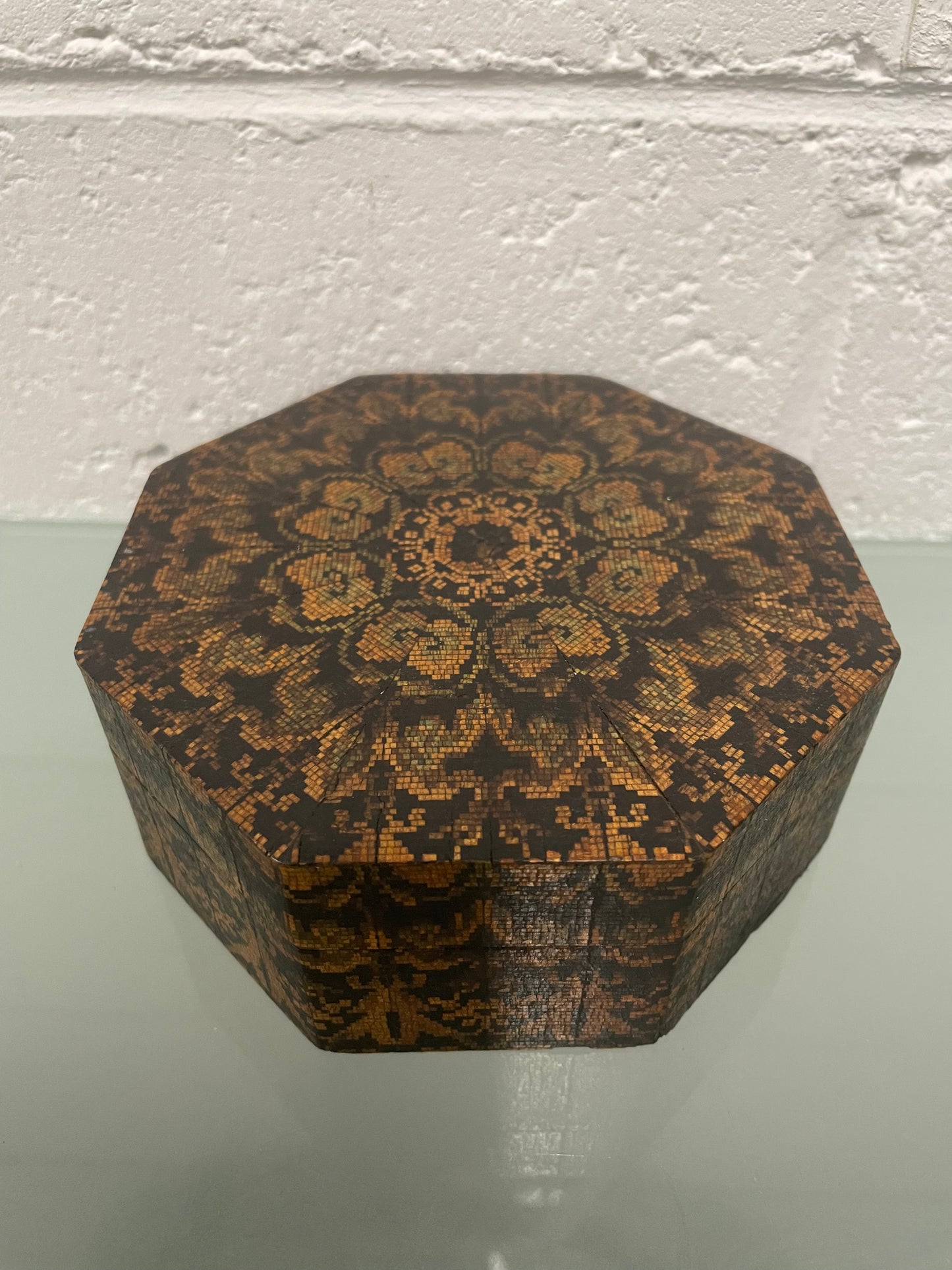 Interesting octagonal tunbridge style vintage box with hinged lid. In good original condition. Please see photos as they form part of the description.