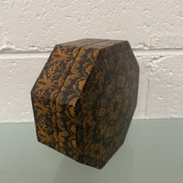 Interesting octagonal tunbridge style vintage box with hinged lid. In good original condition. Please see photos as they form part of the description.