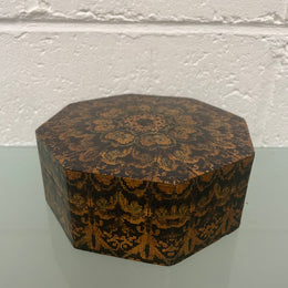 Interesting octagonal tunbridge style vintage box with hinged lid. In good original condition. Please see photos as they form part of the description.