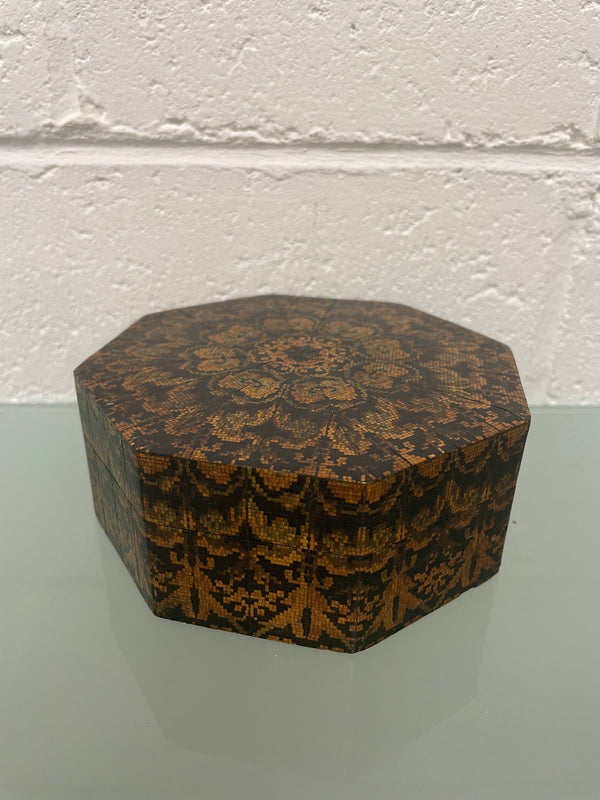 Interesting octagonal tunbridge style vintage box with hinged lid. In good original condition. Please see photos as they form part of the description.