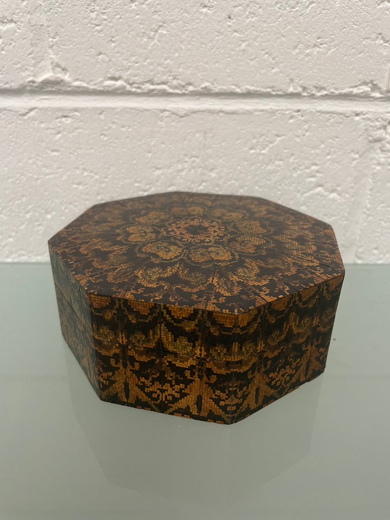 Interesting octagonal tunbridge style vintage box with hinged lid. In good original condition. Please see photos as they form part of the description.