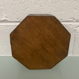 Interesting octagonal tunbridge style vintage box with hinged lid. In good original condition. Please see photos as they form part of the description.