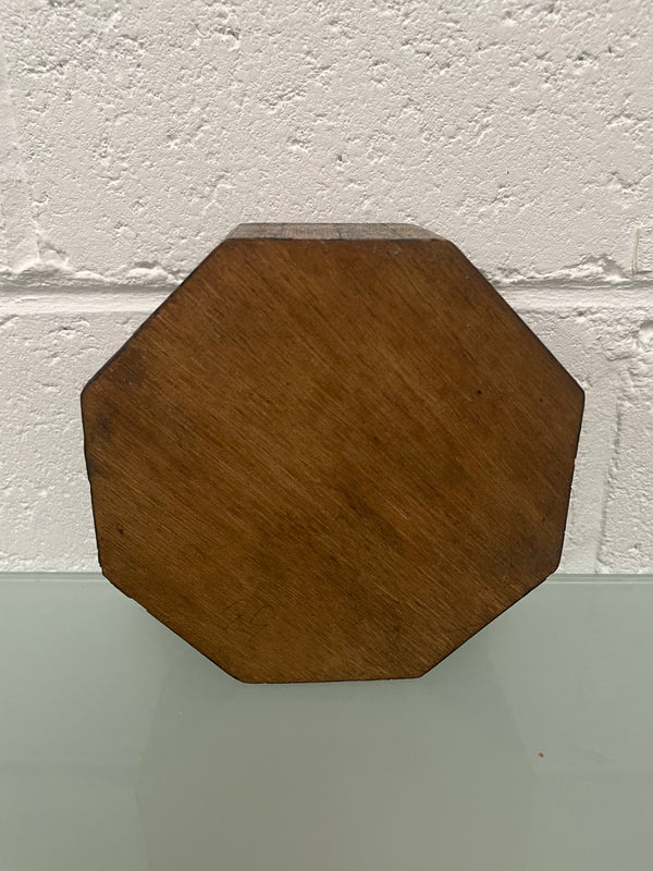 Interesting octagonal tunbridge style vintage box with hinged lid. In good original condition. Please see photos as they form part of the description.
