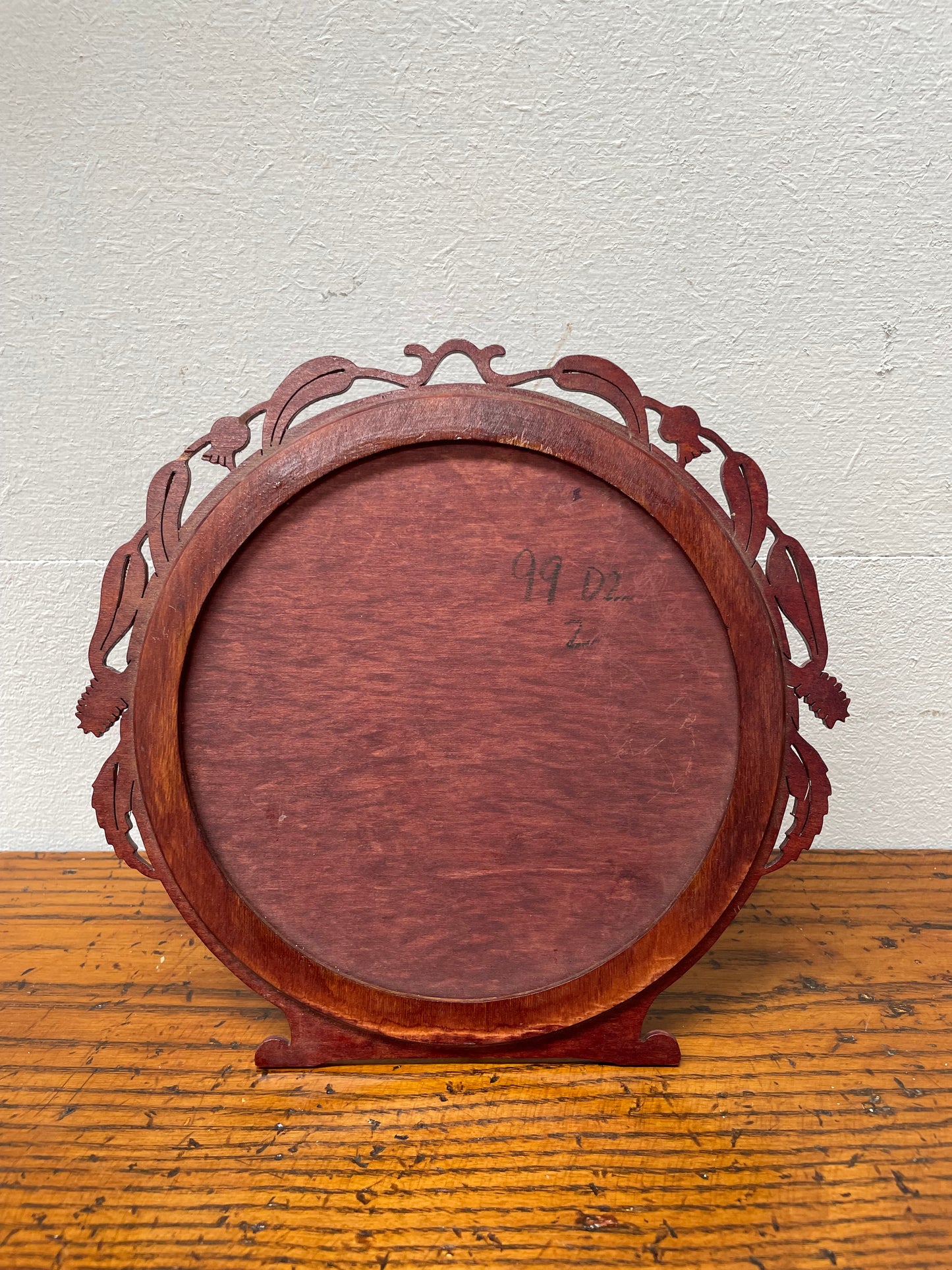 Vintage Australian Timber Round Picture Frame Featuring Carved Flowering Gum Leaves