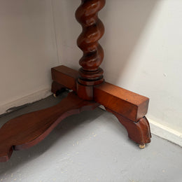 Elegant Victorian Side Table With 2 Drawers