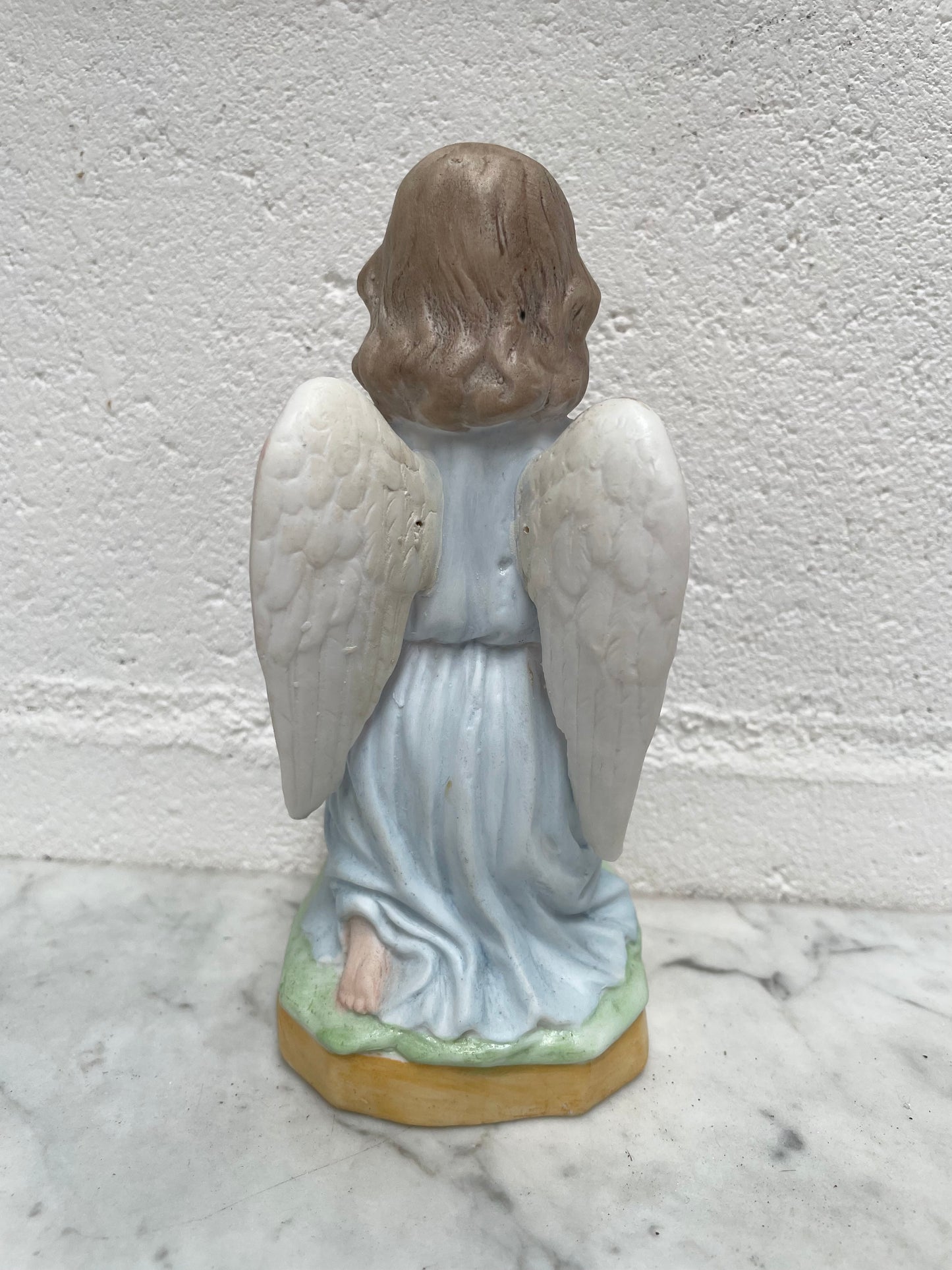 Antique Victorian bisque figurine of an Angel praying. In good original condition. Please view photos as they help form part of the description.