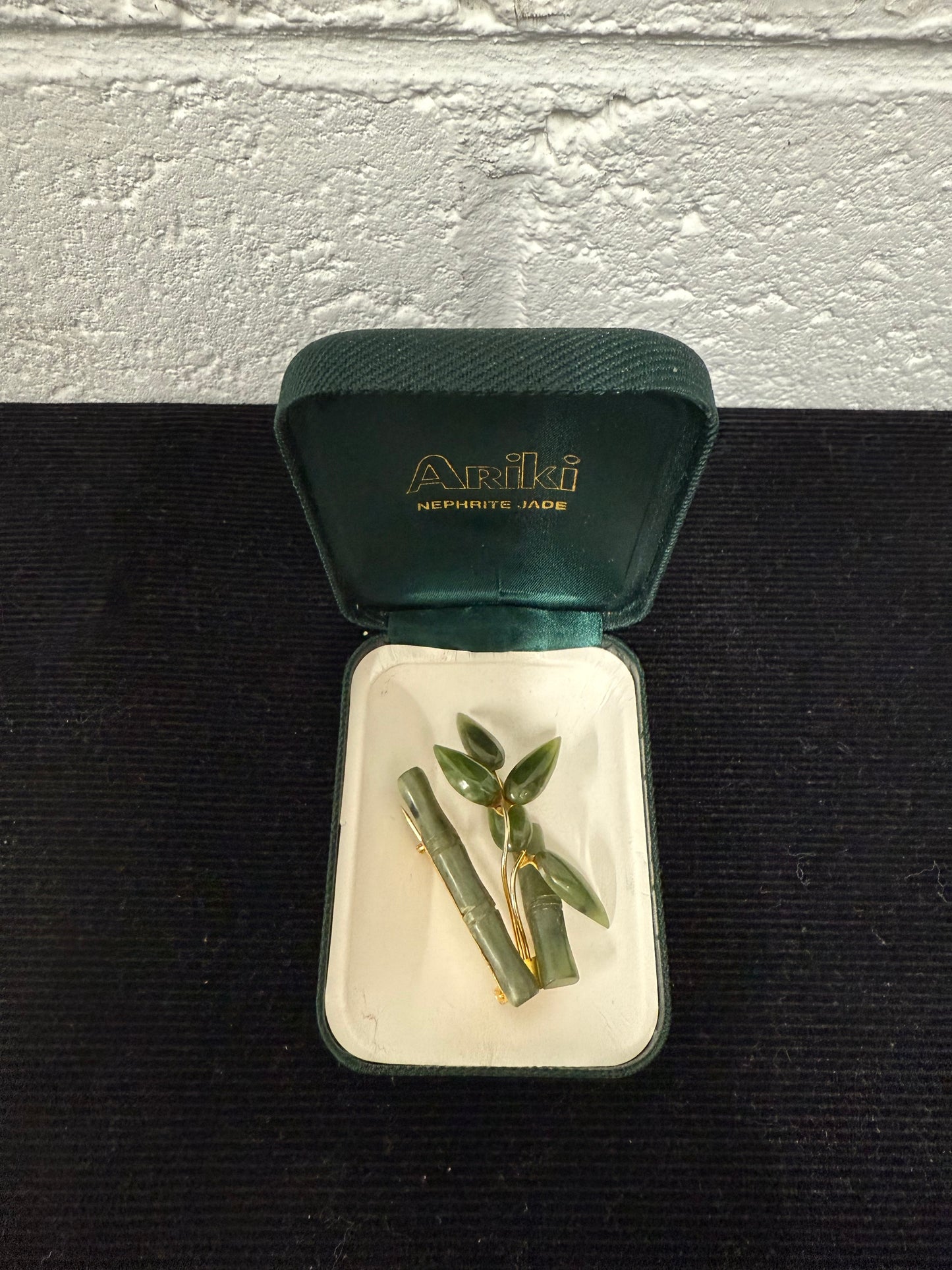 Charming Vintage Nephrite Jade & Gilt Brooch