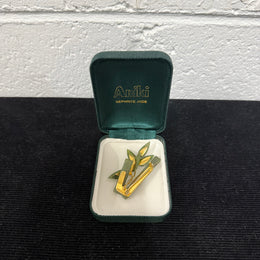 Charming Vintage Nephrite Jade & Gilt Brooch