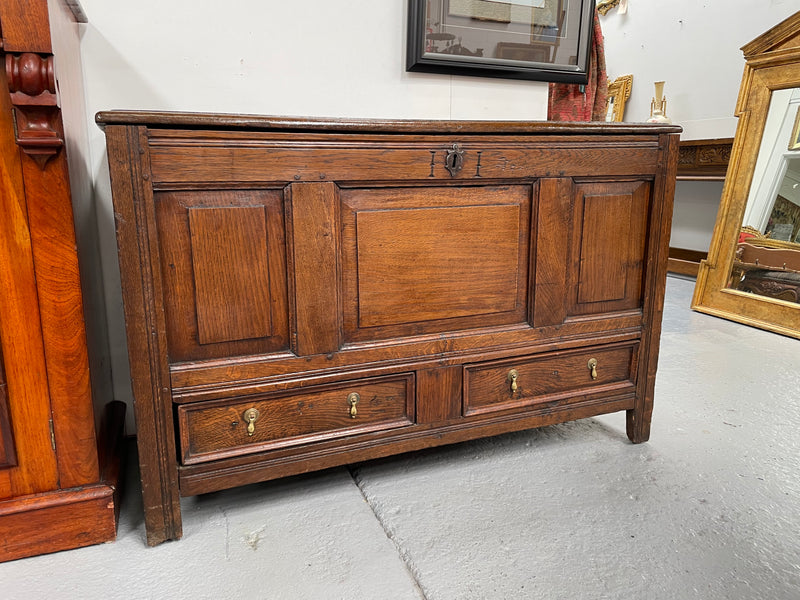 Antique English Georgian oak mule chest. In good condition with good proportions and original colour and patina. Three panel front and two drawers with original tear drop handles. Interior has a small compartment.