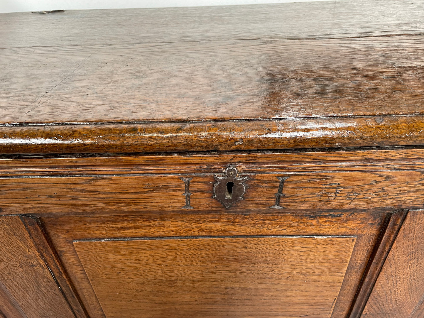 Antique English Georgian oak mule chest. In good condition with good proportions and original colour and patina. Three panel front and two drawers with original tear drop handles. Interior has a small compartment.