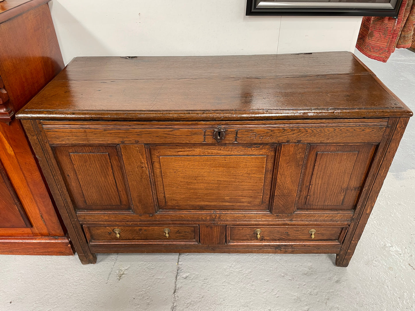 Antique English Georgian oak mule chest. In good condition with good proportions and original colour and patina. Three panel front and two drawers with original tear drop handles. Interior has a small compartment.