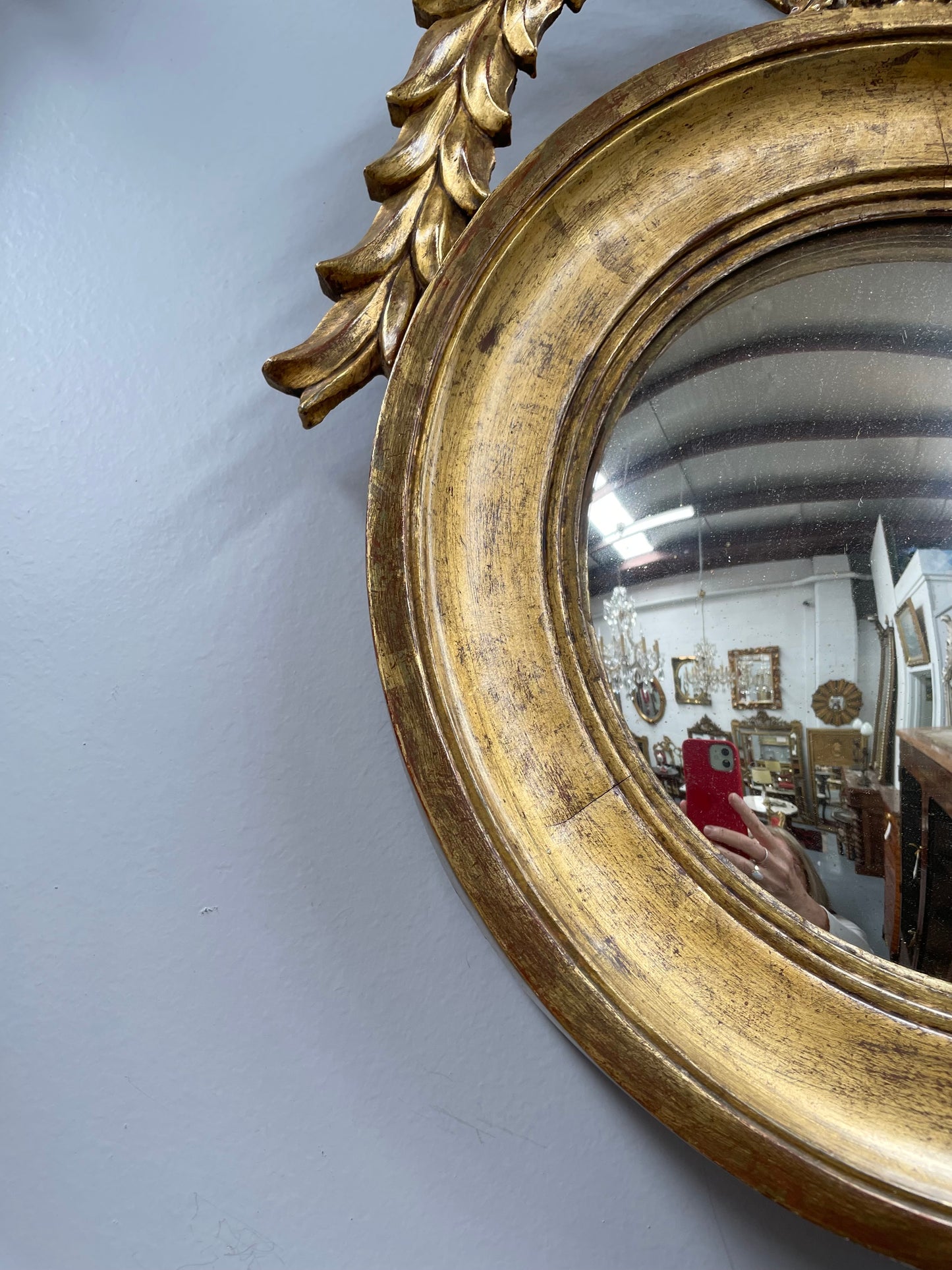 A stunning round carved wooden eagle convex hanging mirror. The eagle theme adds a touch of elegance and sophistication to your décor. It is in good as found condition.