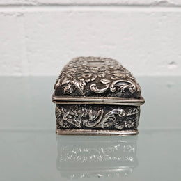 Superb English sterling silver jewelry / trinket box that is hallmarked Chester 1895. It has been sourced locally and is in good original condition.   Weight: 154gm