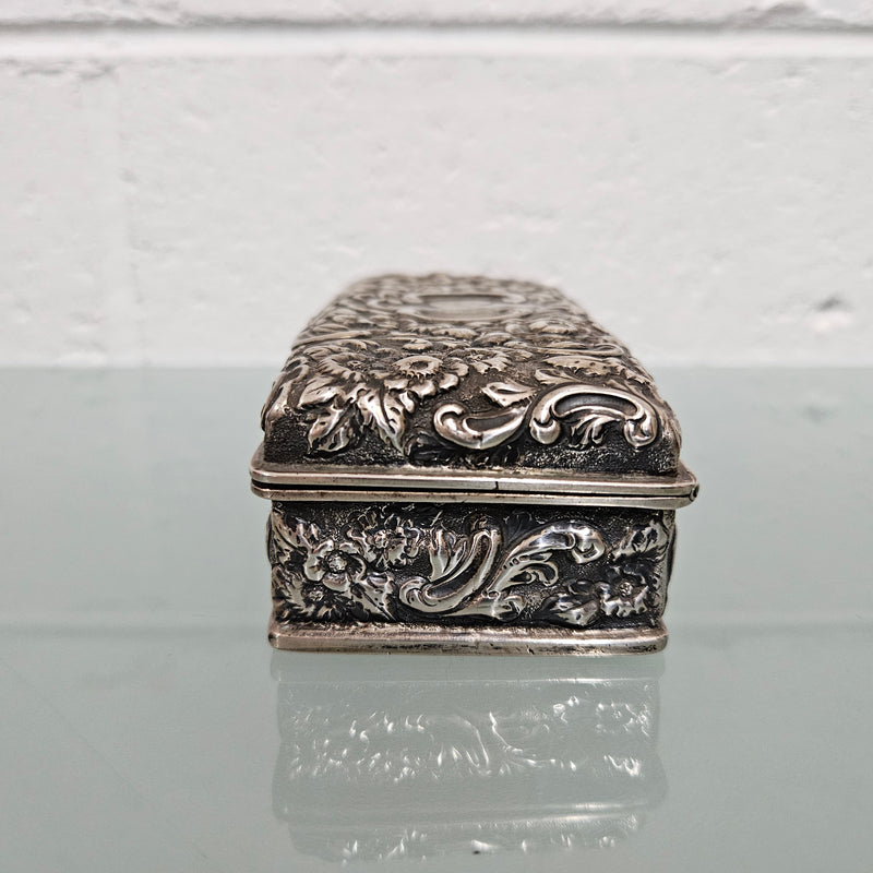 Superb English sterling silver jewelry / trinket box that is hallmarked Chester 1895. It has been sourced locally and is in good original condition.   Weight: 154gm