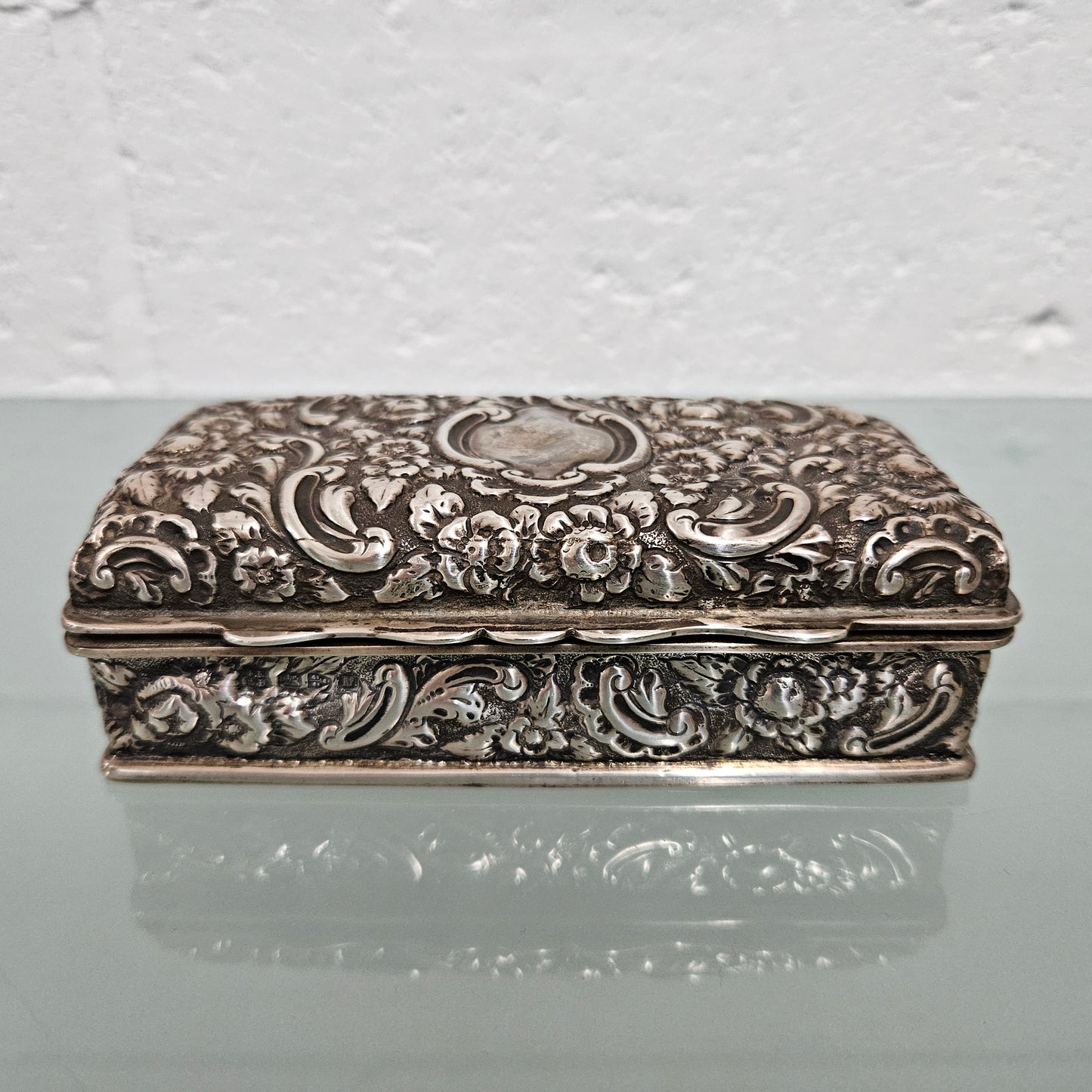 Superb English sterling silver jewelry / trinket box that is hallmarked Chester 1895. It has been sourced locally and is in good original condition.   Weight: 154gm