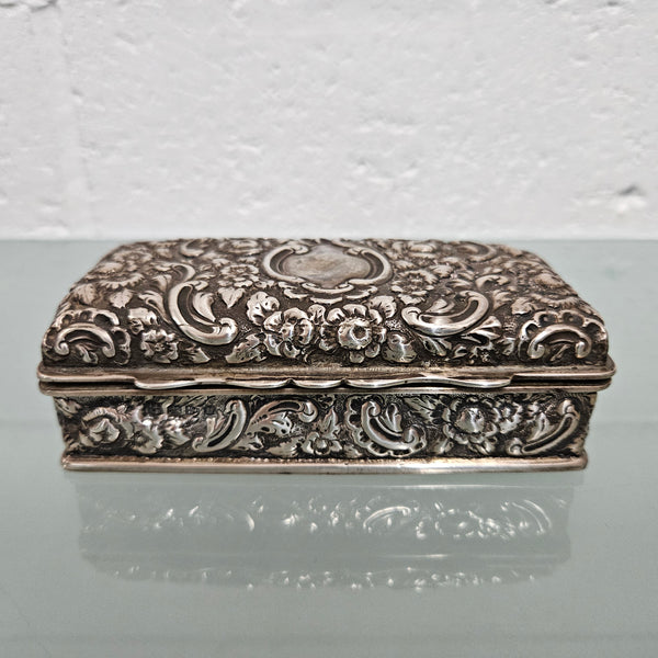 Superb English sterling silver jewelry / trinket box that is hallmarked Chester 1895. It has been sourced locally and is in good original condition.   Weight: 154gm