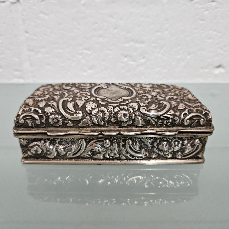Superb English sterling silver jewelry / trinket box that is hallmarked Chester 1895. It has been sourced locally and is in good original condition.   Weight: 154gm
