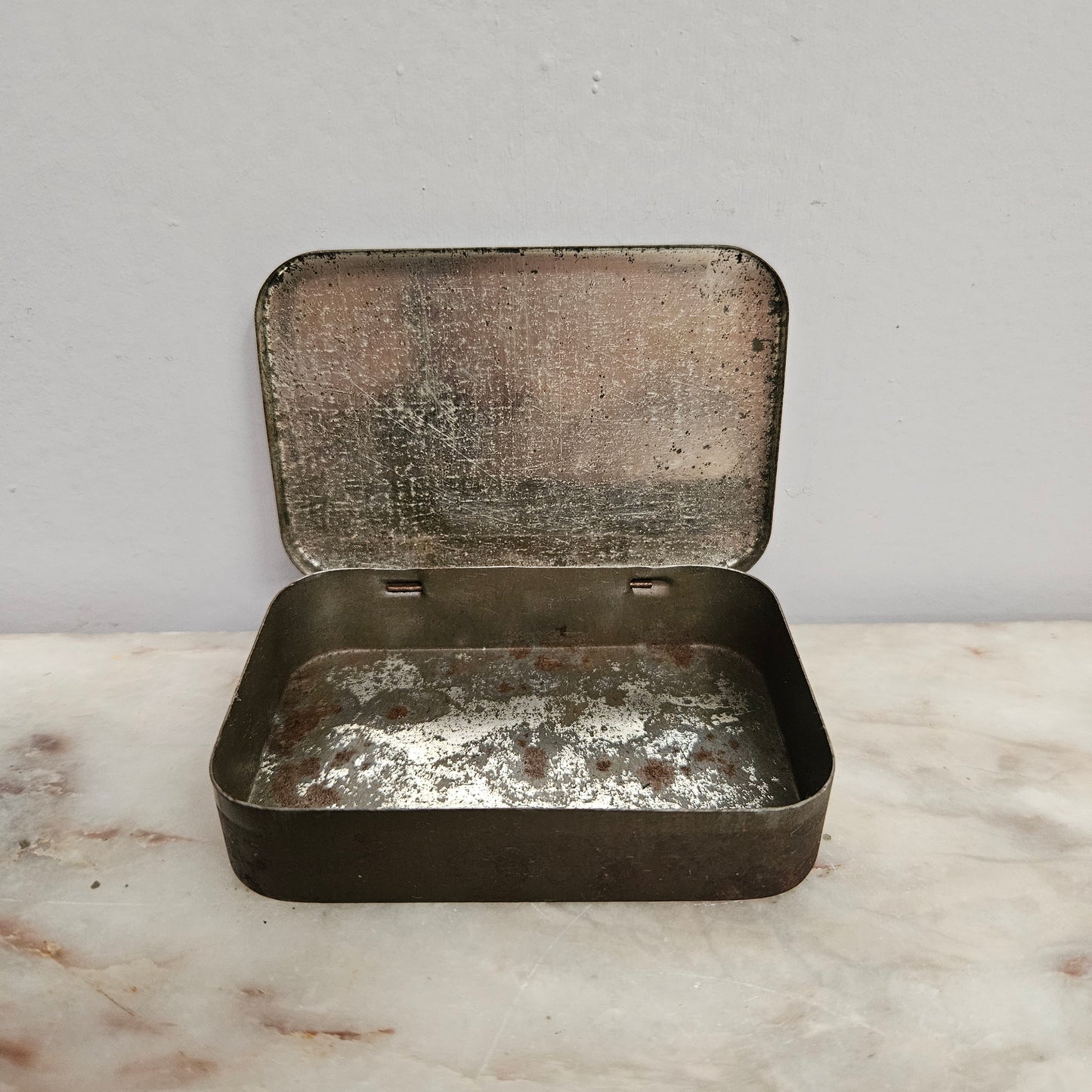 Vintage Australian "Lucy Hinton" Tobacco Tin 2oz