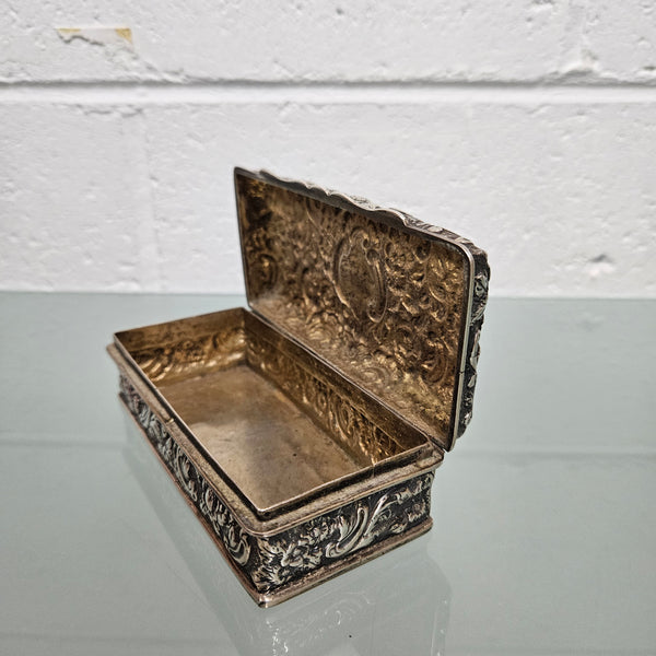 Superb English sterling silver jewelry / trinket box that is hallmarked Chester 1895. It has been sourced locally and is in good original condition.   Weight: 154gm