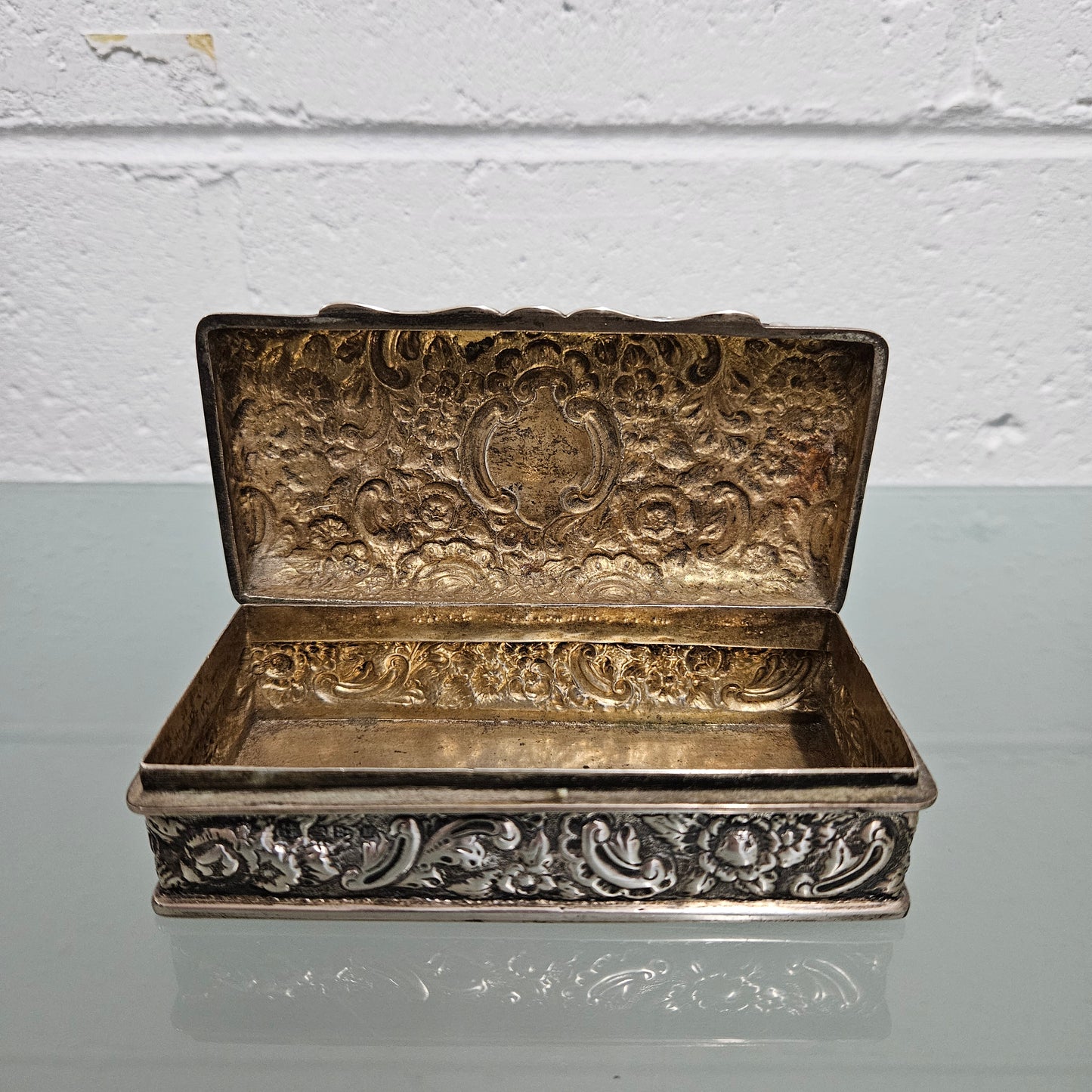 Superb English sterling silver jewelry / trinket box that is hallmarked Chester 1895. It has been sourced locally and is in good original condition.   Weight: 154gm