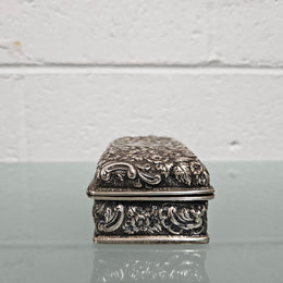 Superb English sterling silver jewelry / trinket box that is hallmarked Chester 1895. It has been sourced locally and is in good original condition.   Weight: 154gm