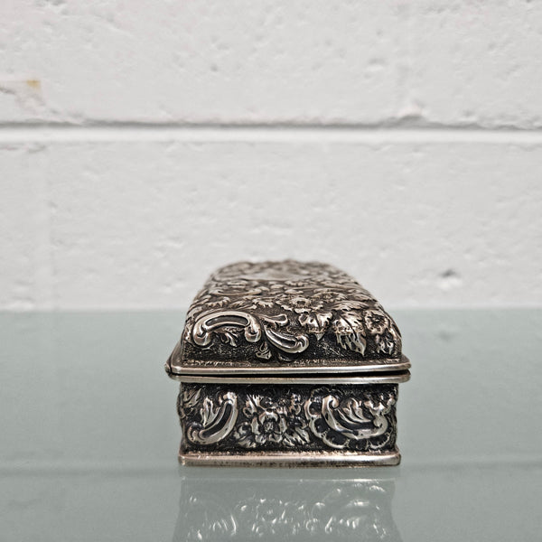 Superb English sterling silver jewelry / trinket box that is hallmarked Chester 1895. It has been sourced locally and is in good original condition.   Weight: 154gm