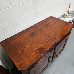 Stunning early 19th Century Elm buffet featuring two highly figured elm doors and drawers, it provides ample storage and is in good original condition.