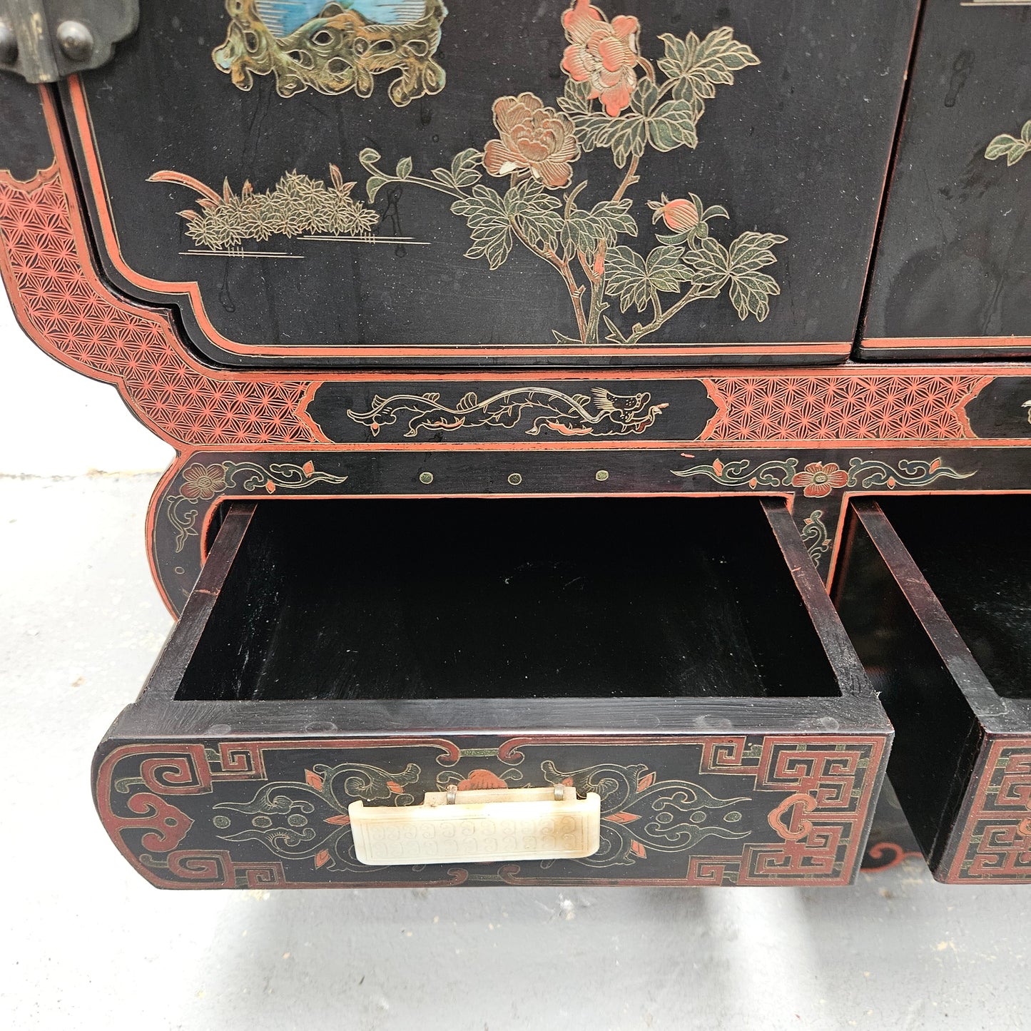 High Quailty Ebonised Chinese Cabinet with Jade Handel's & Handel's Painted