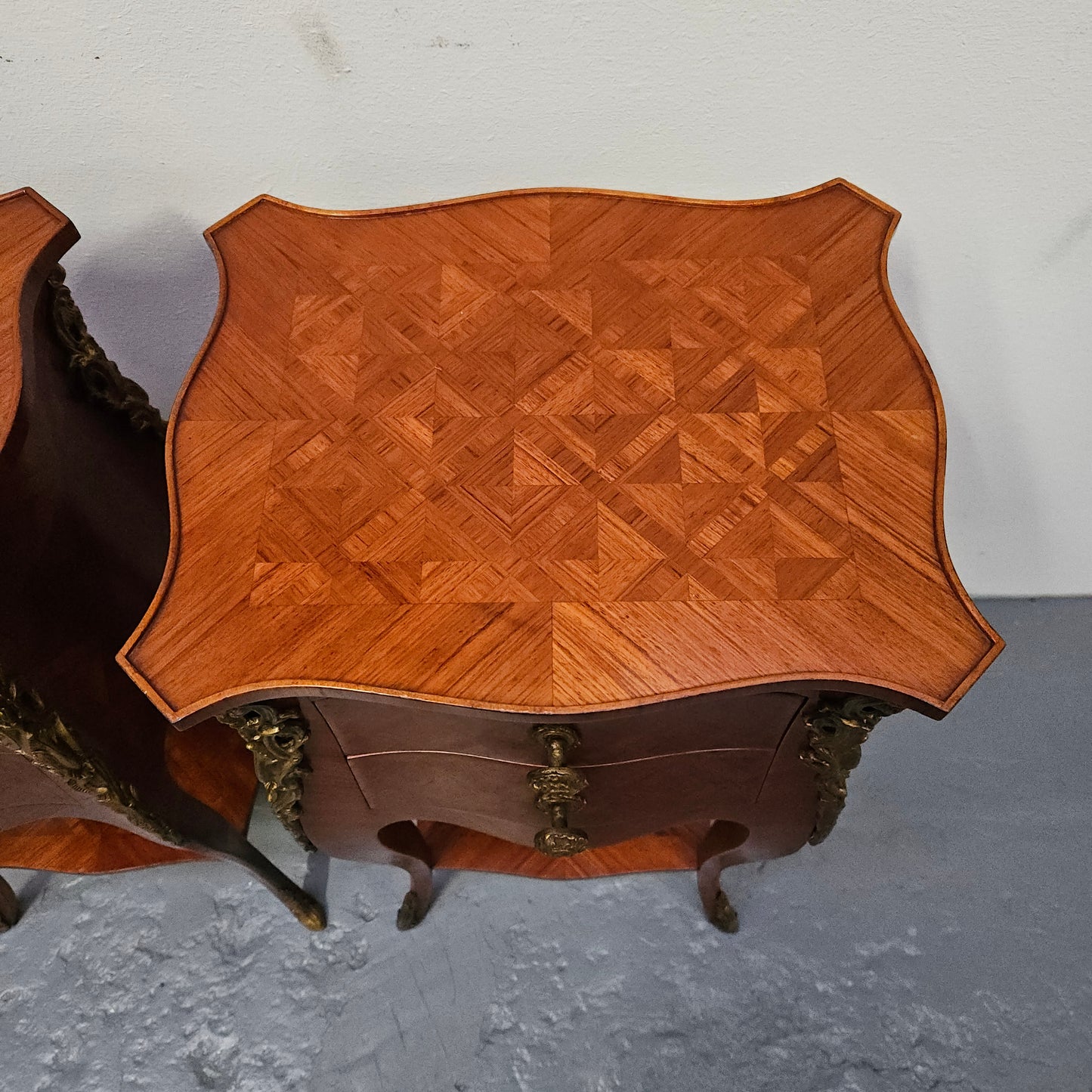 Louis XV Style Pair of French Inlaid Kingwood Bedside Cabinets