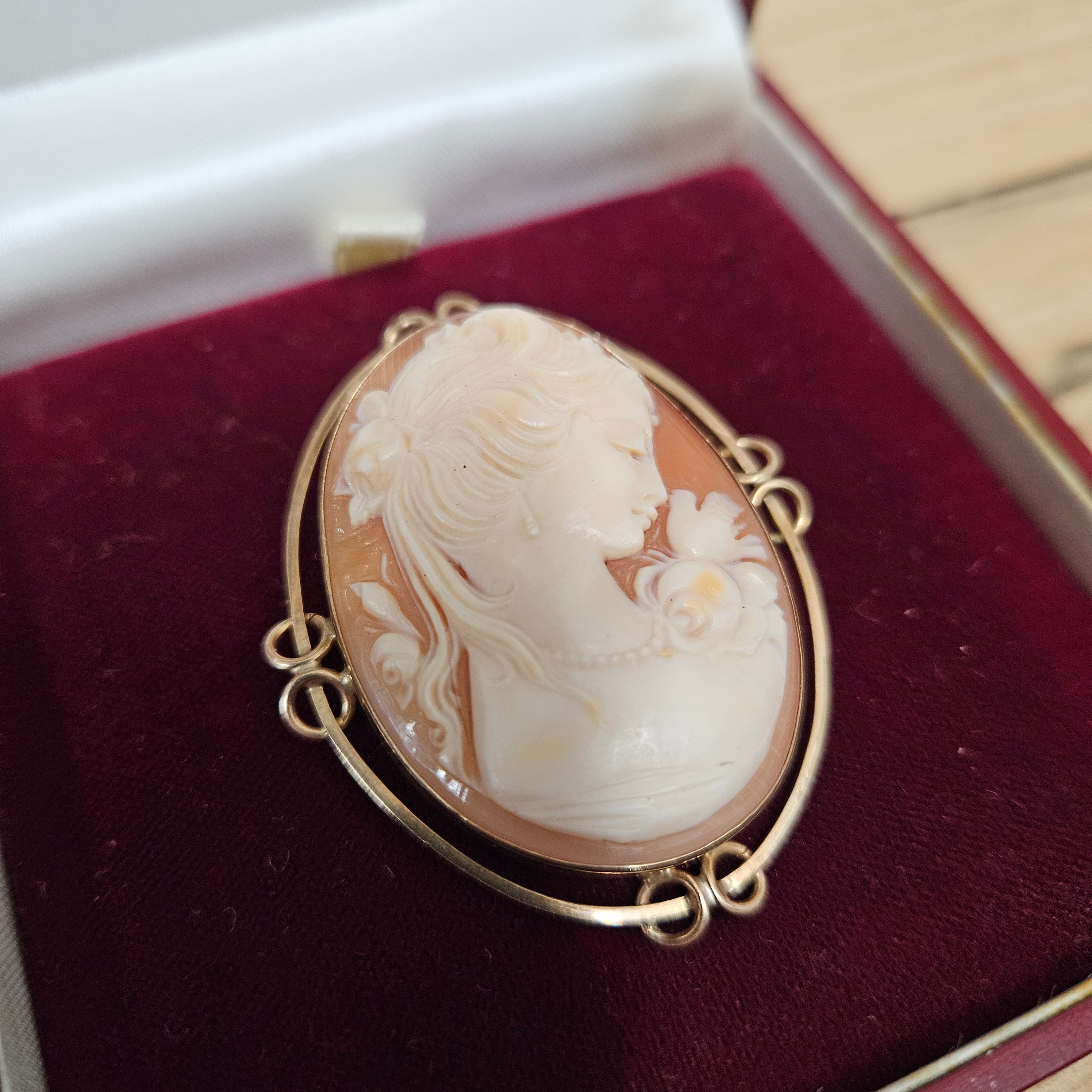 Beautiful Vintage Cameo Set in a 9 Carat Gold Frame