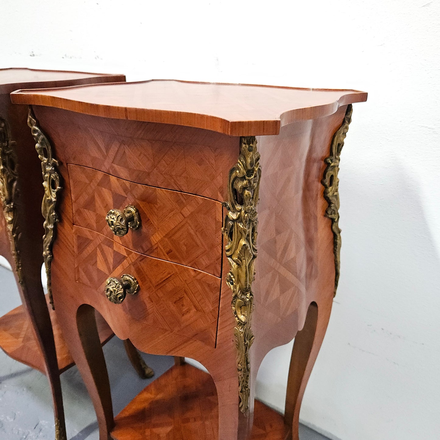 Louis XV Style Pair of French Inlaid Kingwood Bedside Cabinets