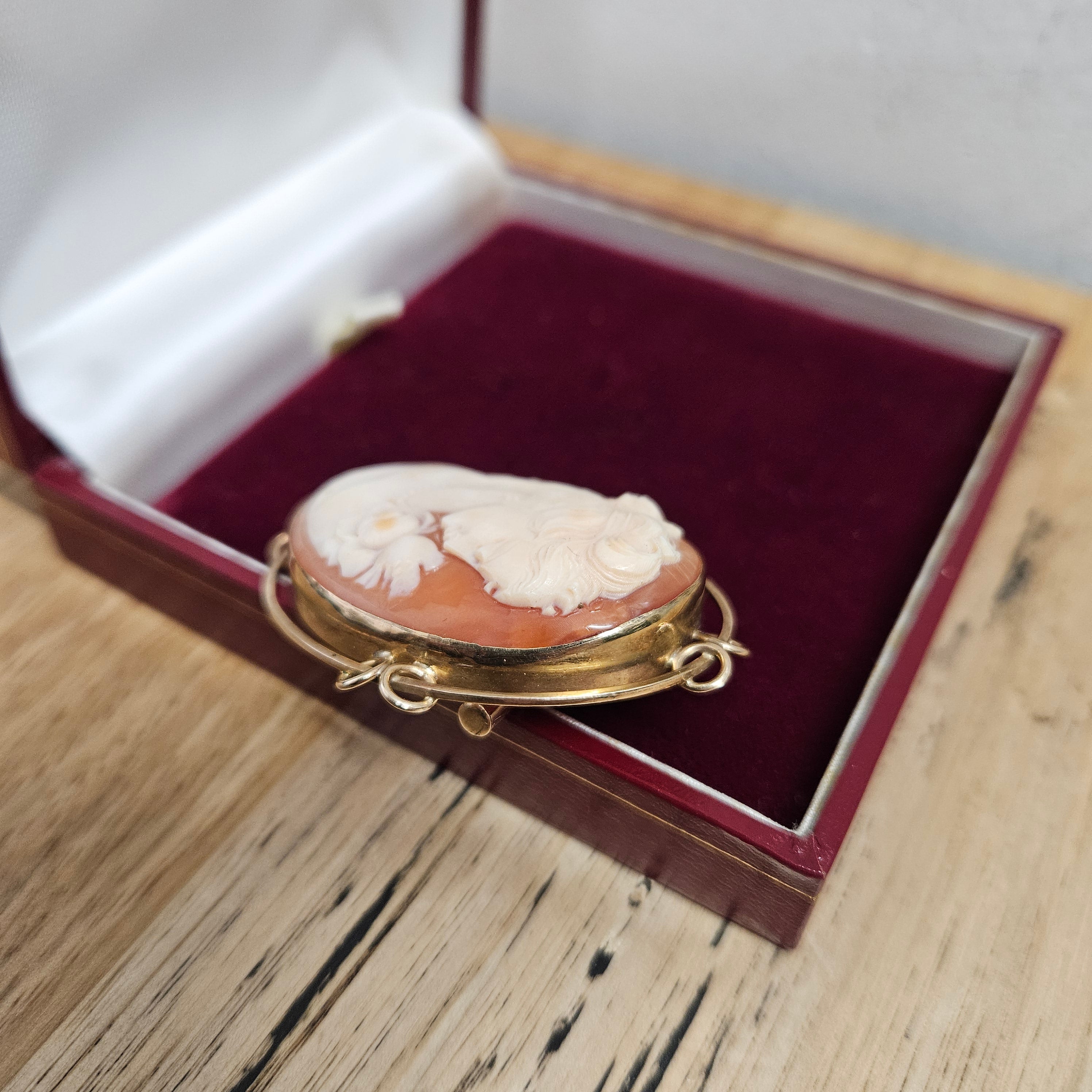 Beautiful Vintage Cameo Set in a 9 Carat Gold Frame