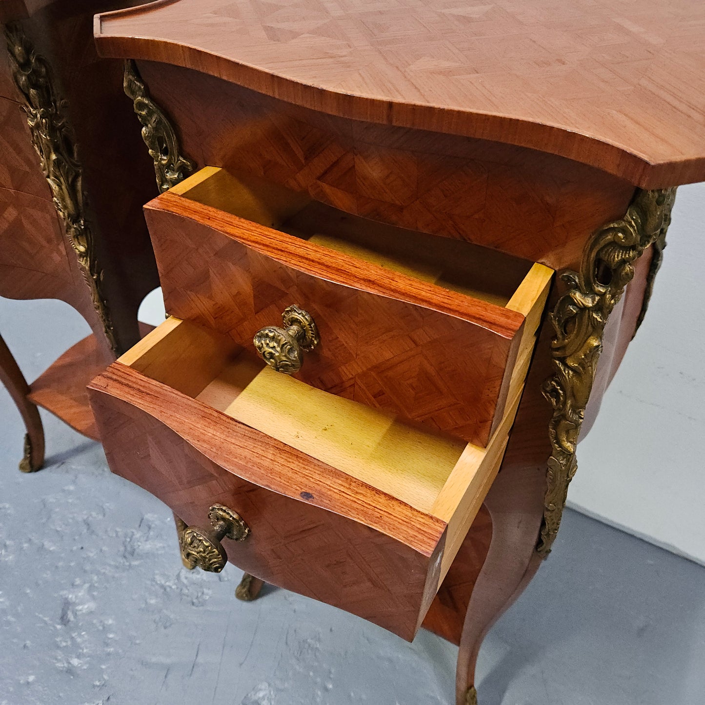 Louis XV Style Pair of French Inlaid Kingwood Bedside Cabinets