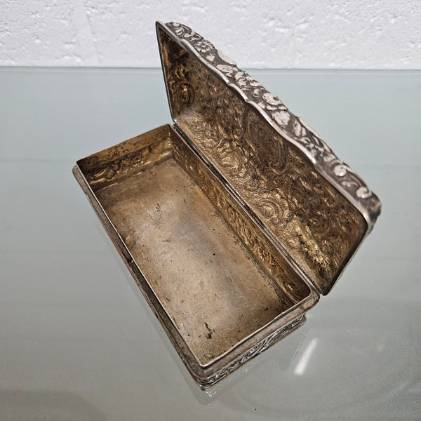 Superb English sterling silver jewelry / trinket box that is hallmarked Chester 1895. It has been sourced locally and is in good original condition.   Weight: 154gm