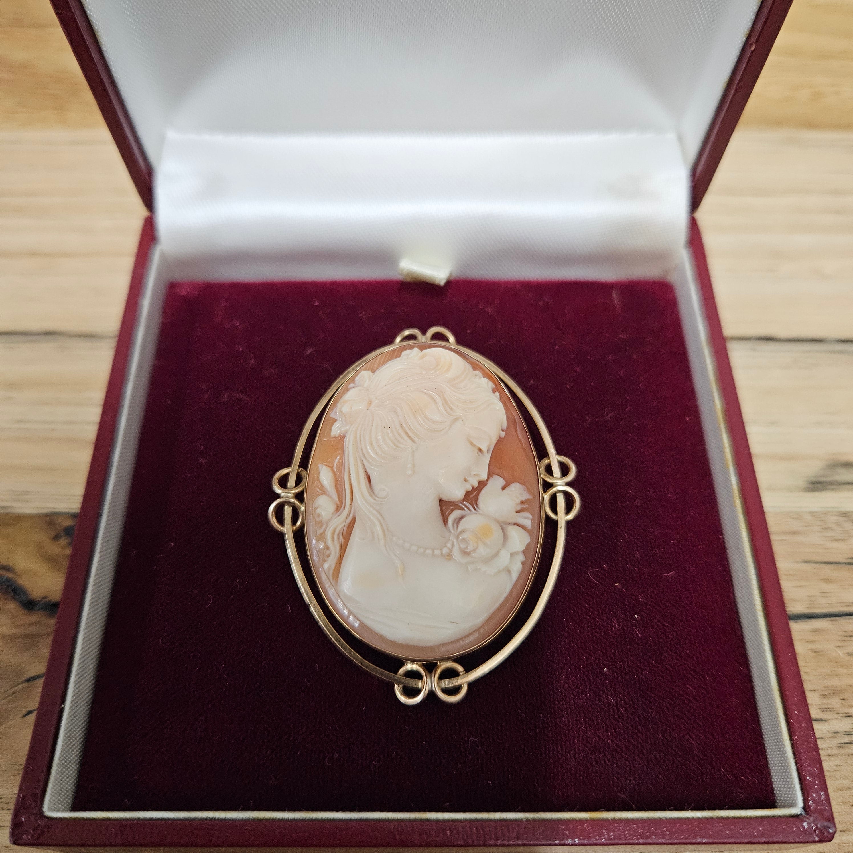 Beautiful Vintage Cameo Set in a 9 Carat Gold Frame