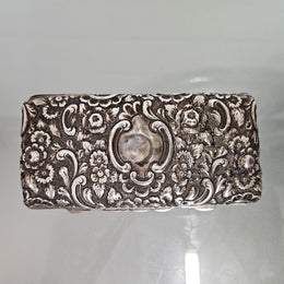 Superb English sterling silver jewelry / trinket box that is hallmarked Chester 1895. It has been sourced locally and is in good original condition.   Weight: 154gm