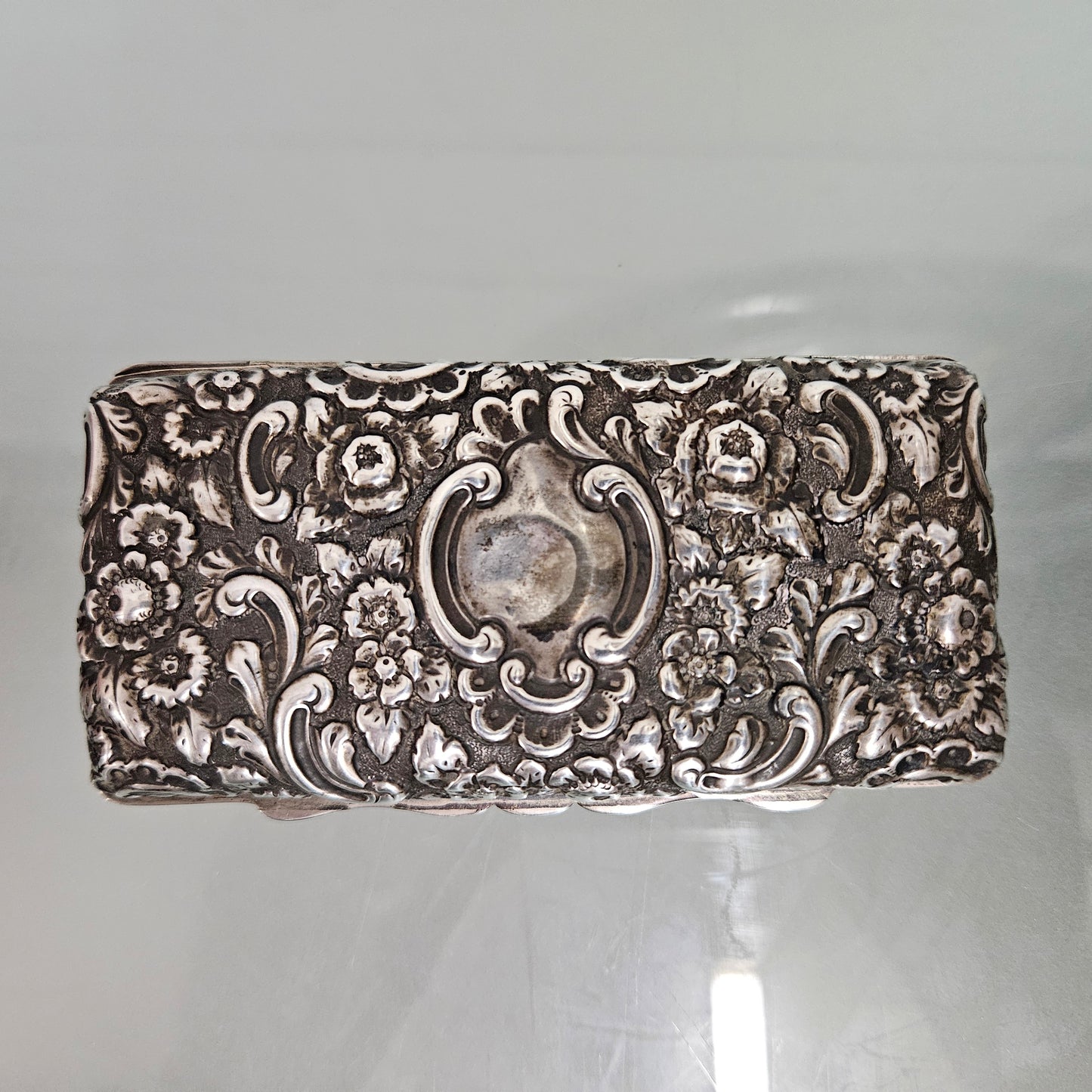 Superb English sterling silver jewelry / trinket box that is hallmarked Chester 1895. It has been sourced locally and is in good original condition.   Weight: 154gm