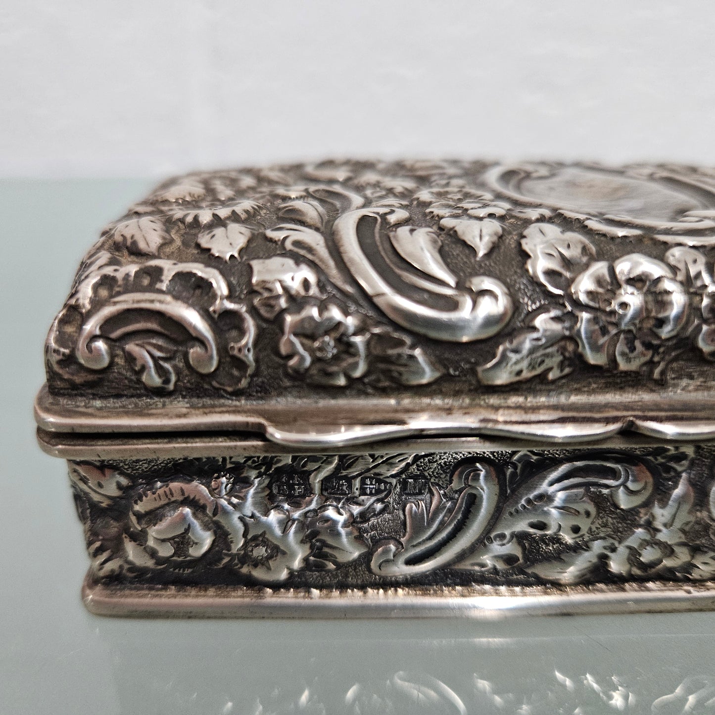 Superb English sterling silver jewelry / trinket box that is hallmarked Chester 1895. It has been sourced locally and is in good original condition.   Weight: 154gm