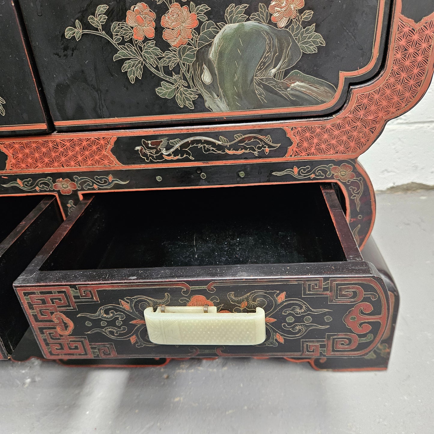 High Quailty Ebonised Chinese Cabinet with Jade Handel's & Handel's Painted