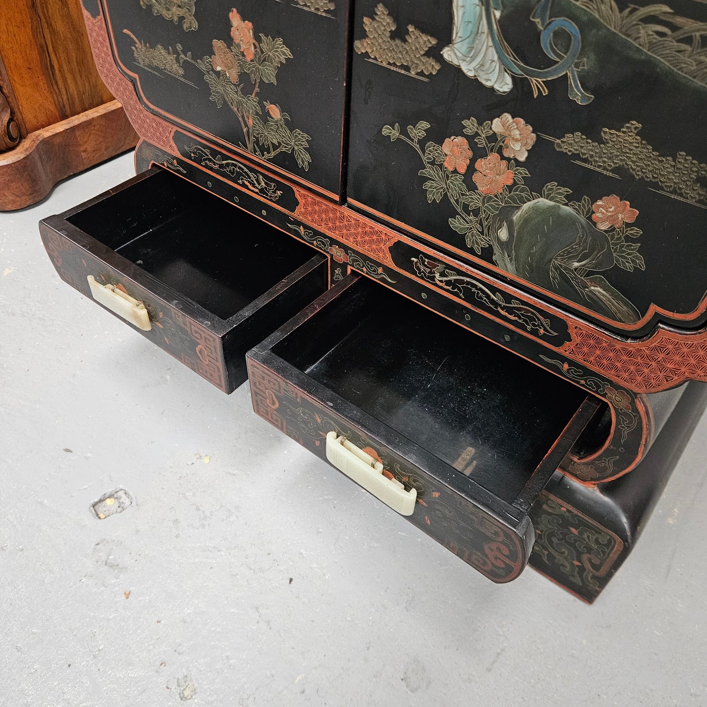 High Quailty Ebonised Chinese Cabinet with Jade Handel's & Handel's Painted