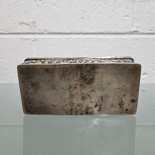 Superb English sterling silver jewelry / trinket box that is hallmarked Chester 1895. It has been sourced locally and is in good original condition.   Weight: 154gm